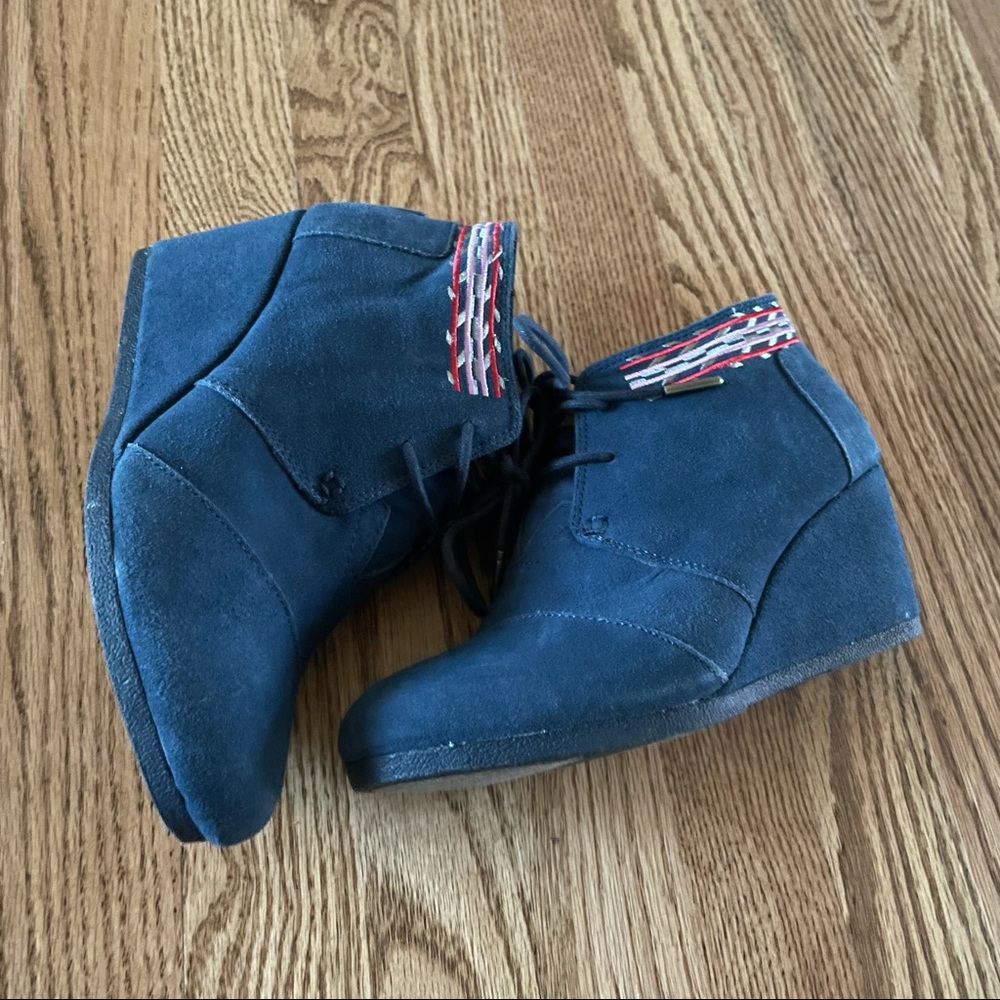 TOMS Navy Blue Embroidered Suede Wedge SZ8